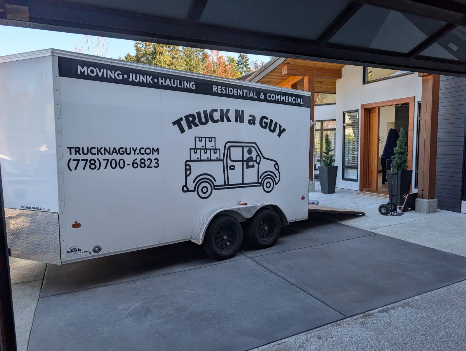 High-end trailer for premium moves